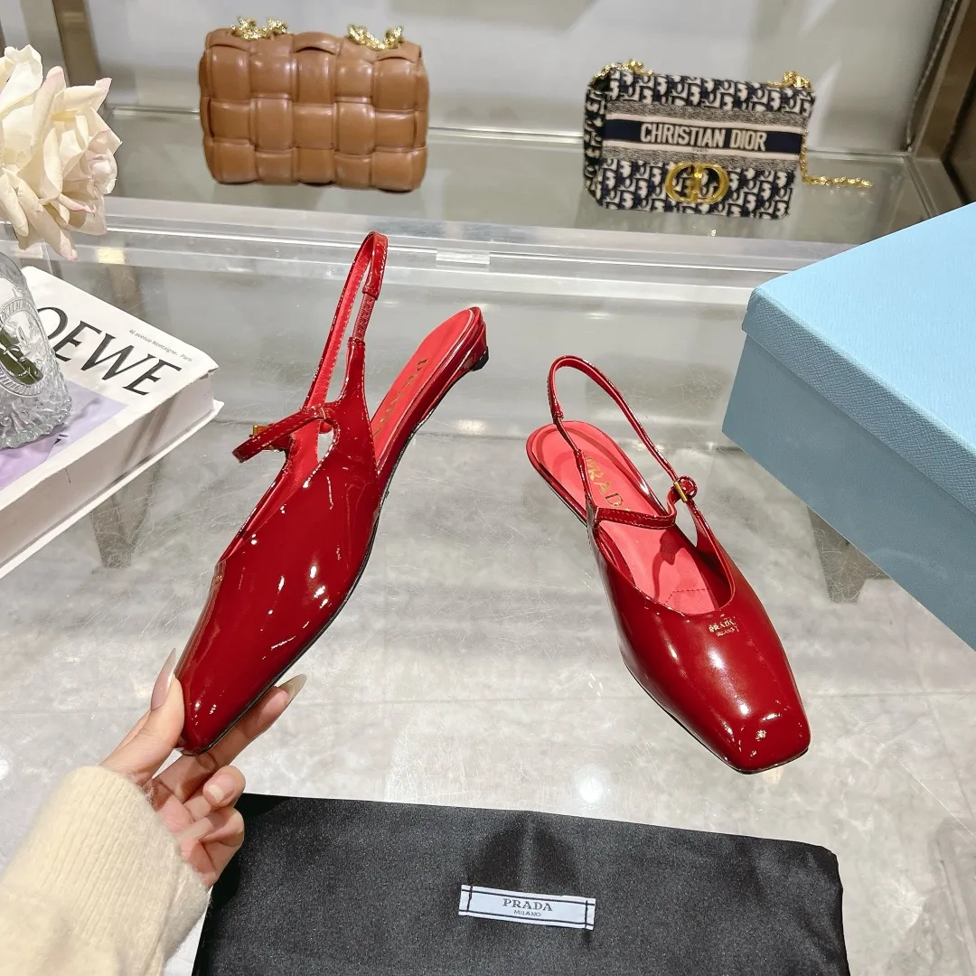 👟👟Ex-factory price 500👟👟 25-year new model launched on the catwalk star's new fashion trend [PRADA] square toe high heel square heel thick heel sandal back empty single shoe. ✨✨The upper is made of imported cow patent leather, the open edge beads and the inner pads are made of imported sheepskin, and the Italian injection molded leather outsole. ⚠️3 heel heights: flat, 5.5cm, 8.3cm. 🐎size: 35-40 (41 can be customized, non-refundable)